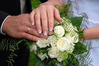 Bouquet rond de roses blanches