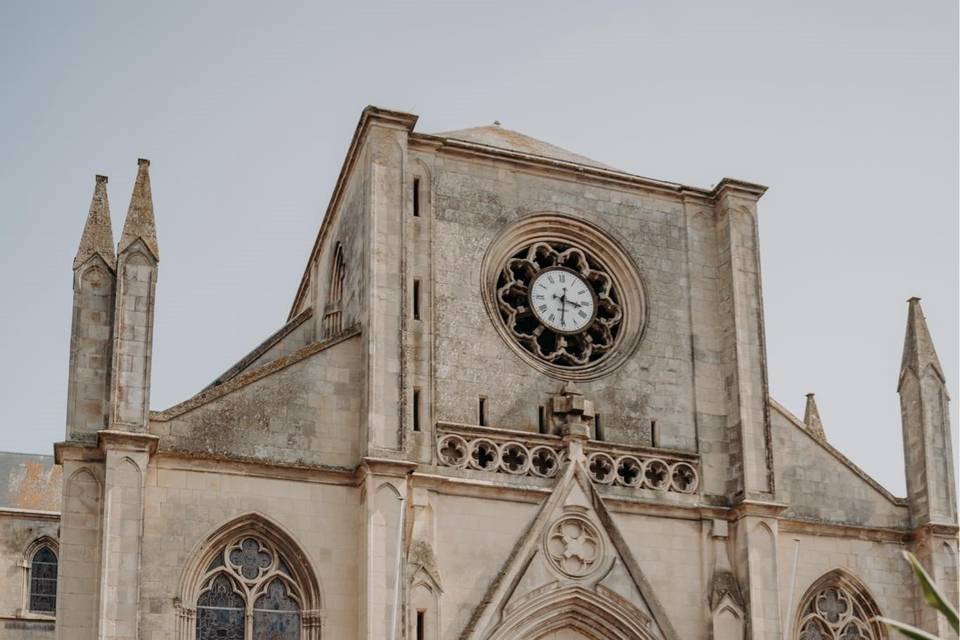 Voiture devant l'église