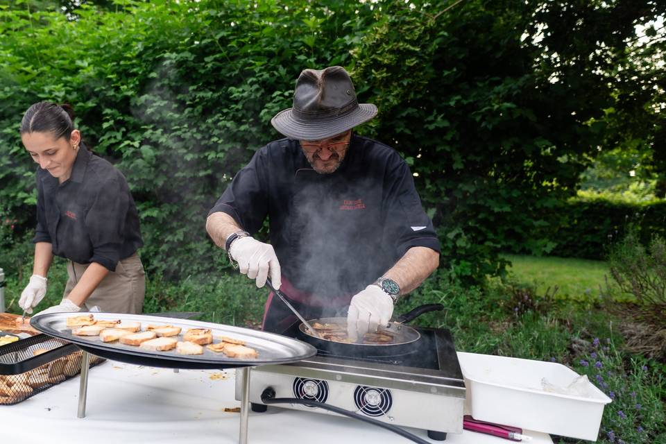 Des cuisiniers préparant la nourriture
