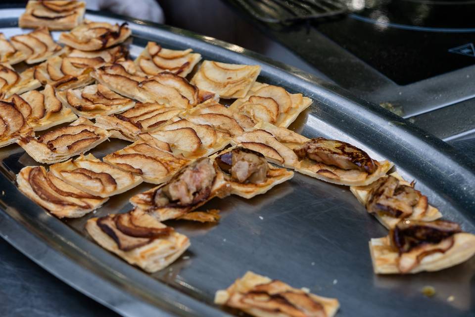 Plateau avec des morceaux de pain