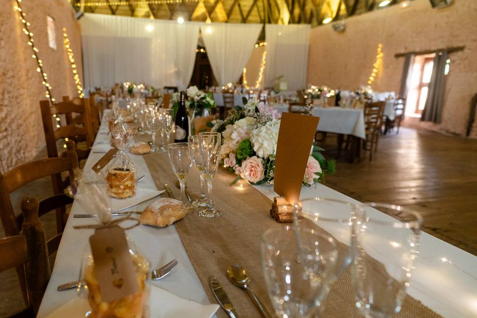 Table avec des verres et des couverts