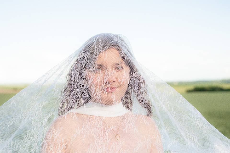 La belle Léa sous son voile