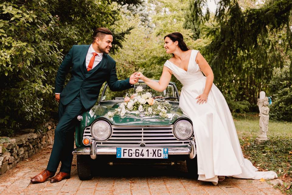 Séance couple avec voiture