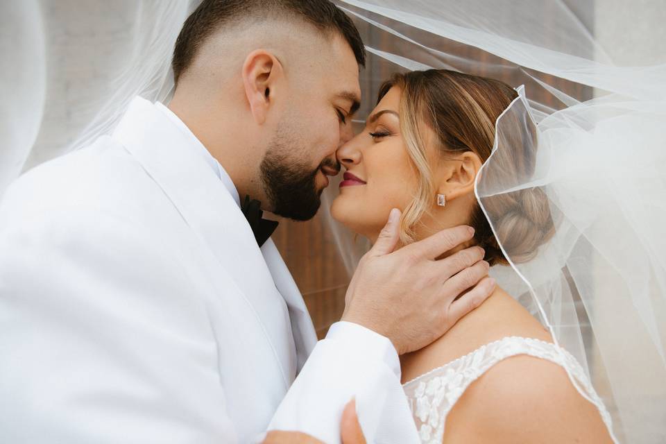 Presque bisou des mariés