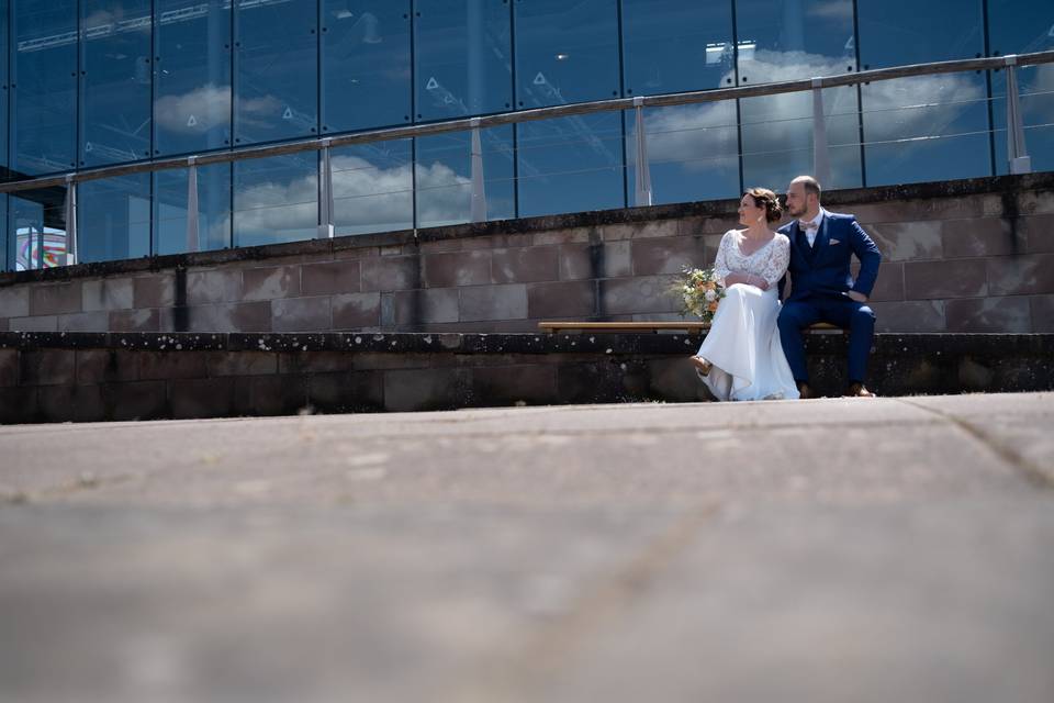 Mariée complices sur un banc