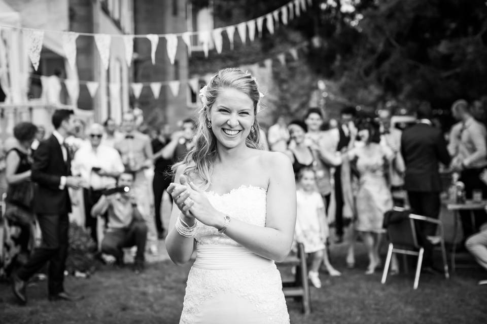 Une mariée souriante