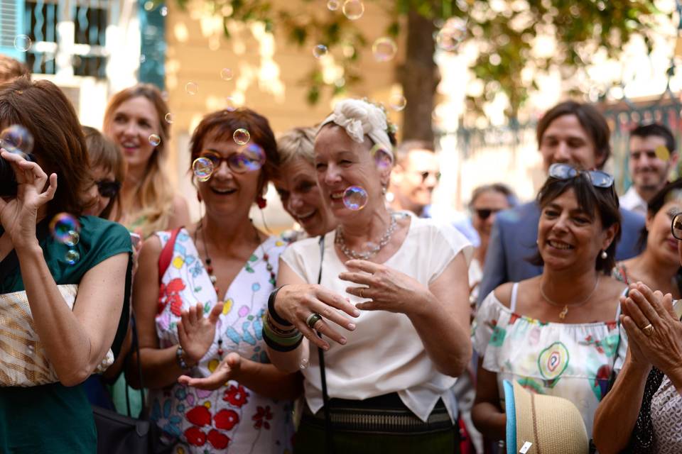 à la Mairie, joie d'une mère