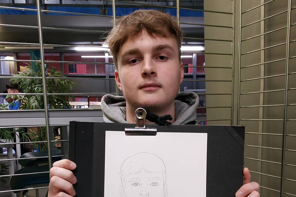 Etienne avec son dessin