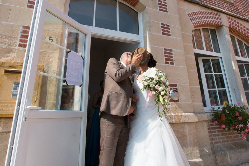 Une sortie de mairie. Discrète