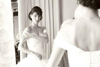 La mariée devant la glace