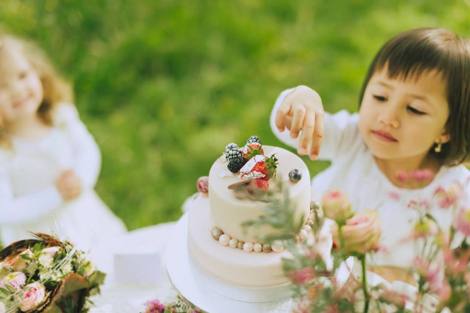 Enfant avec gâteau