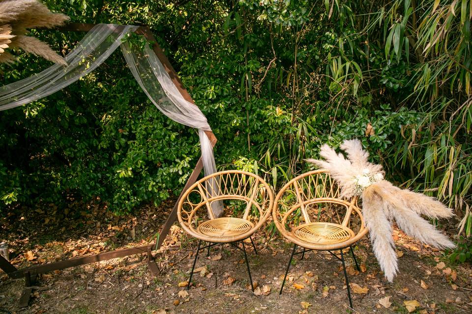 Arche et fauteuils des mariés