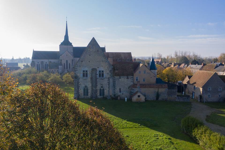 Vue sur le prieuré et l'église