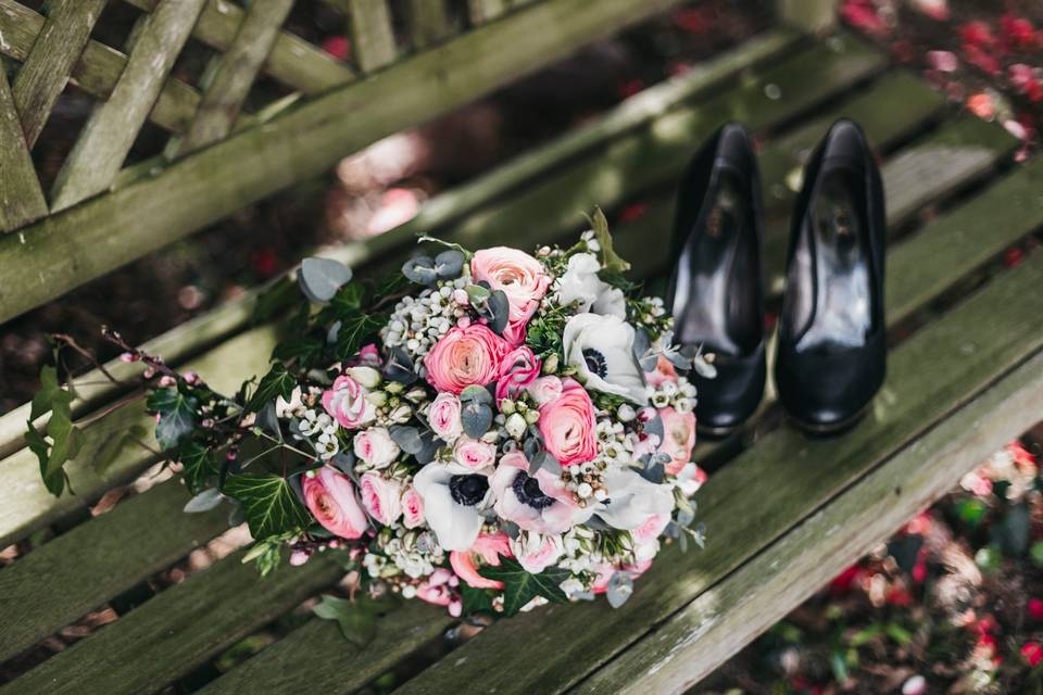 Fleurs et chaussures mariés