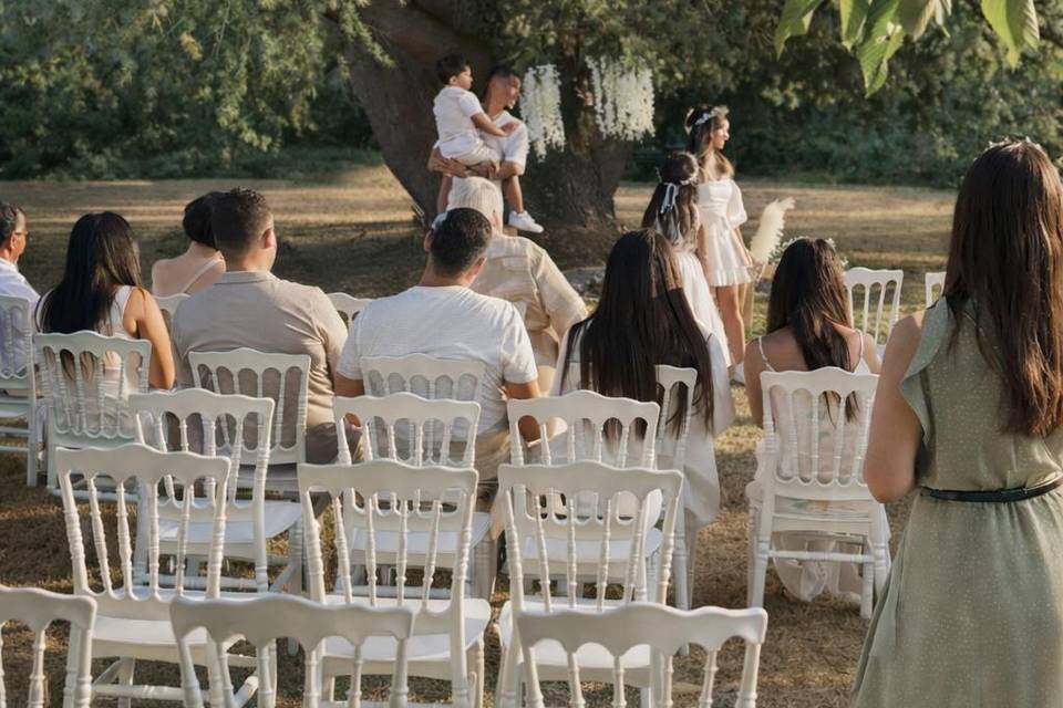Cérémonie laïque dans le jardin, sous les arbres