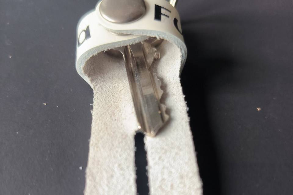 Porte cle bonhomme en cuir per
