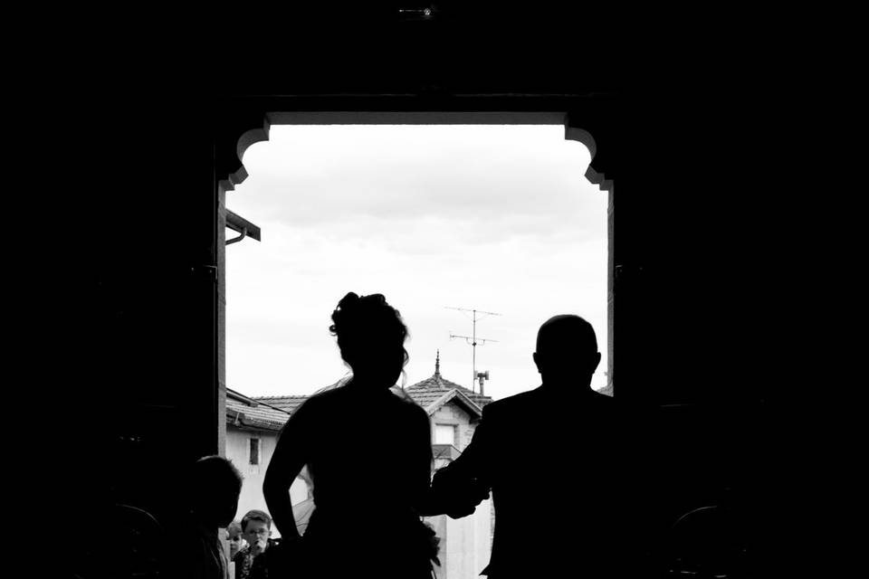 Entrée à l'église tout en ombres et lumières