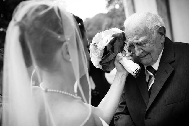 Marie consolant son papy