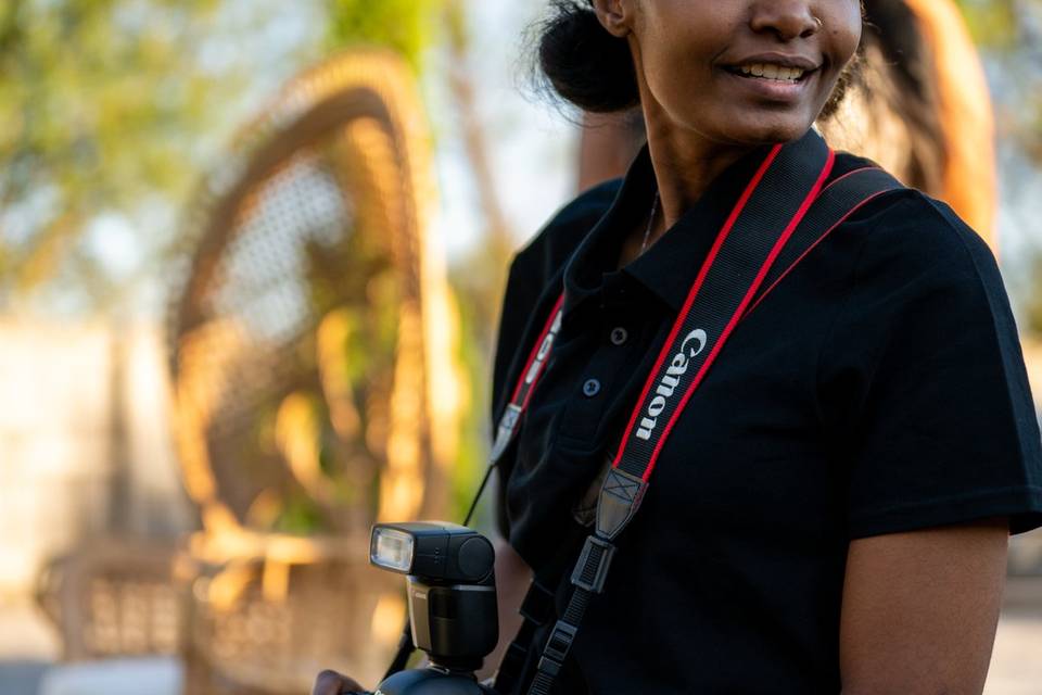 Detail_Posed Photographer