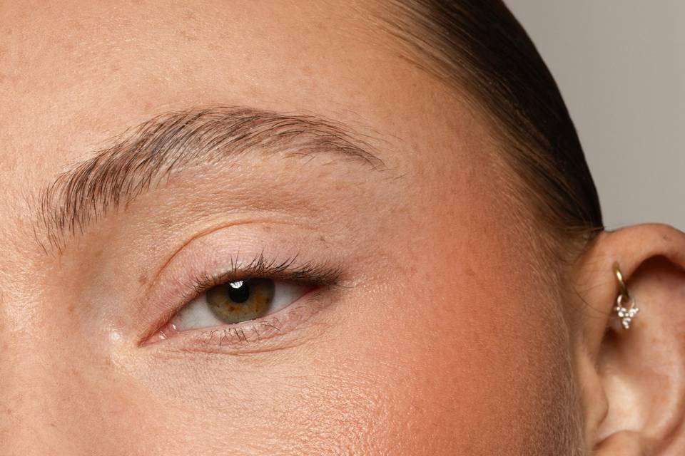 Maquillage frais et lumineux