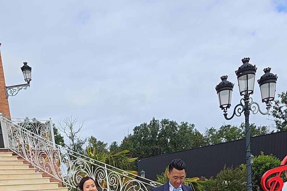 Des mariés heureux
