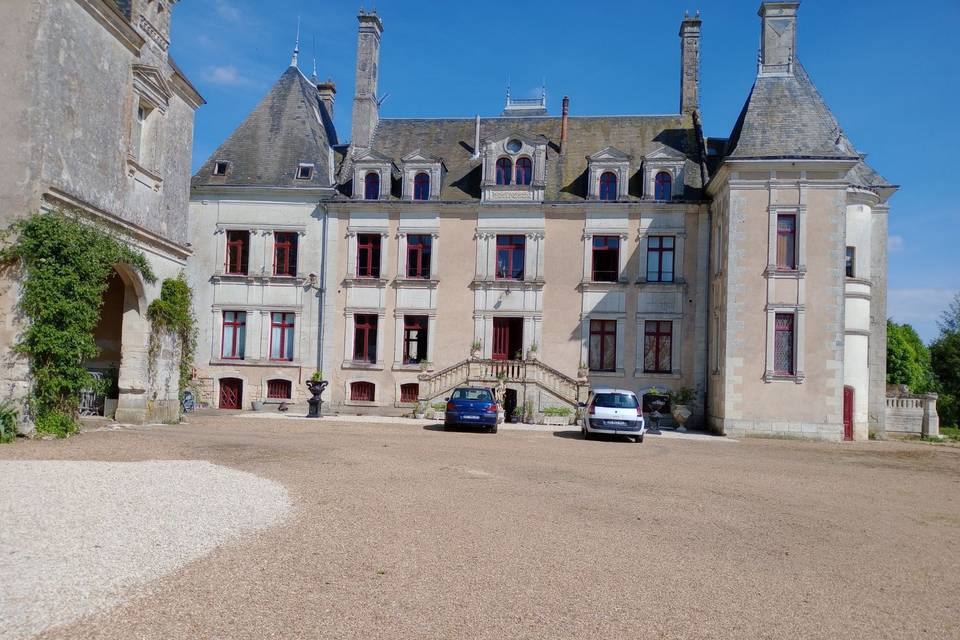 Façade du château et sa cour