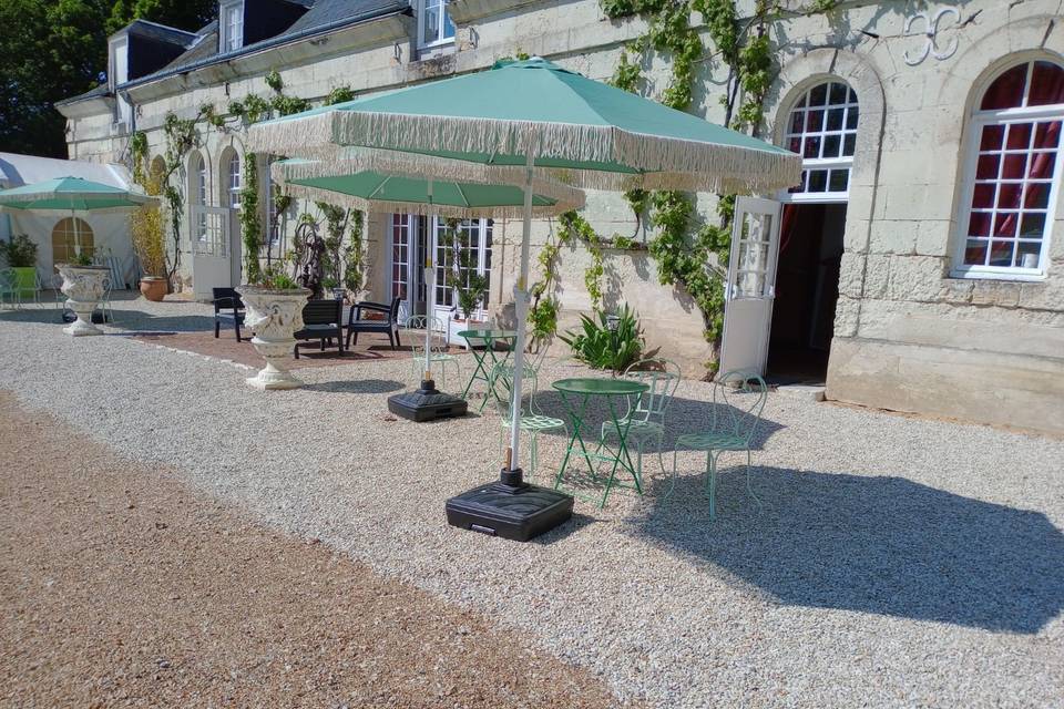 Terrasse devant la salle de ré