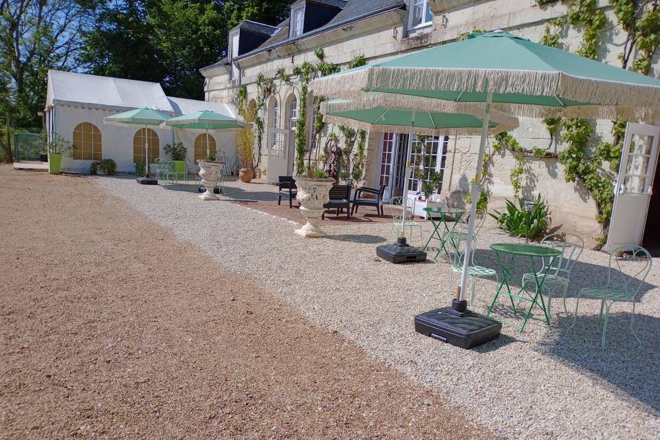 Terrasse devant la salle de ré