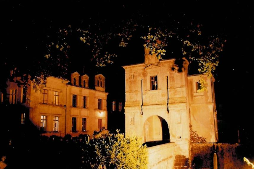 Porche du château de nuit