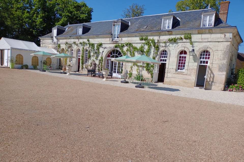 Salle de réception et sa cour