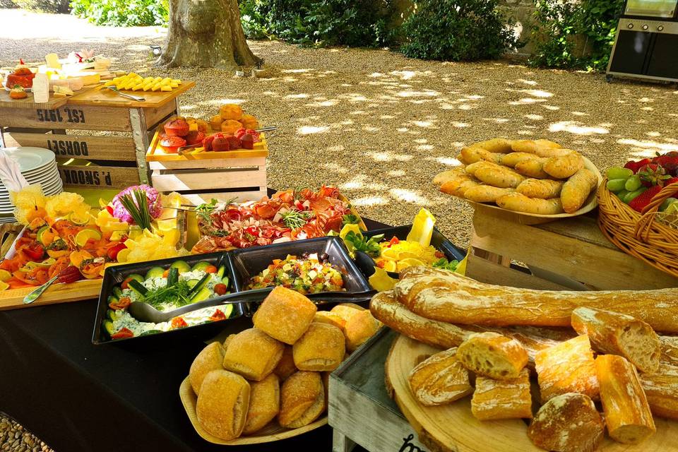 une variété de pains et des pâtisseries sont arrangé sur une table