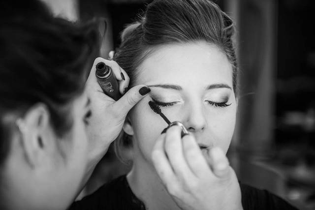 Maquillage dans un salon