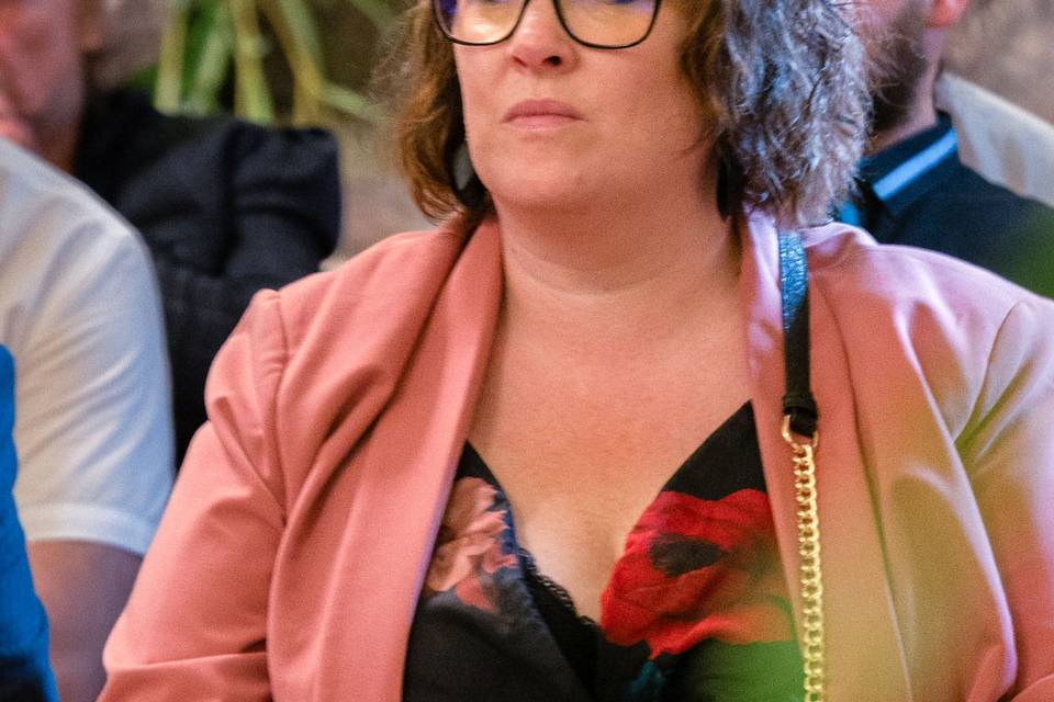 Invitée pensive et émue