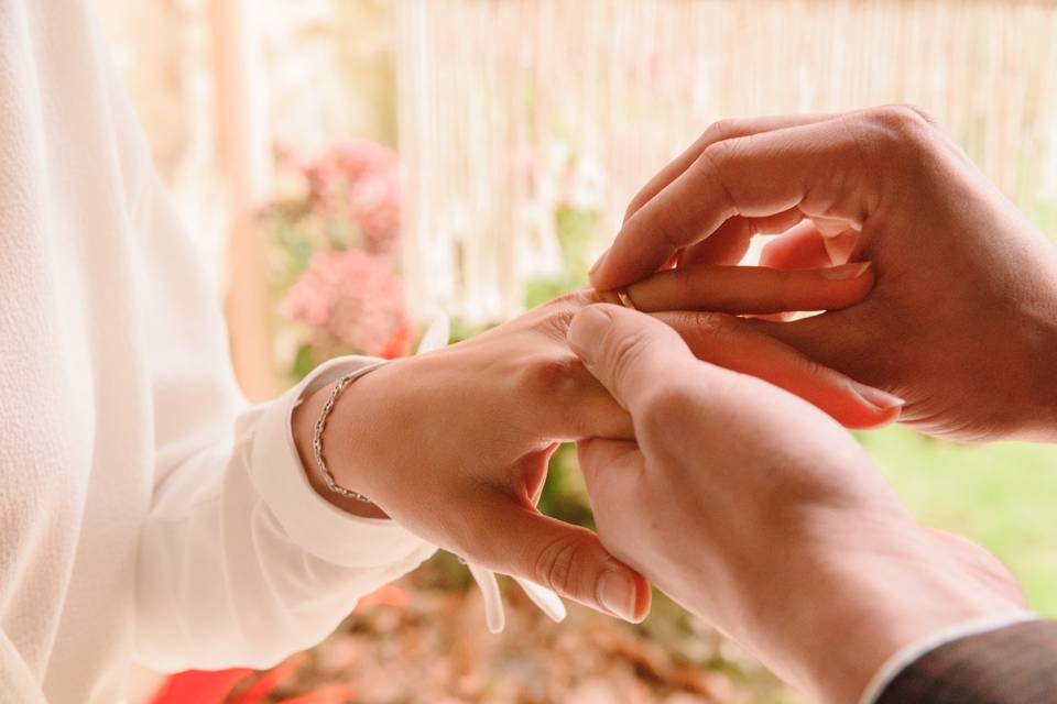 Bague au doigt