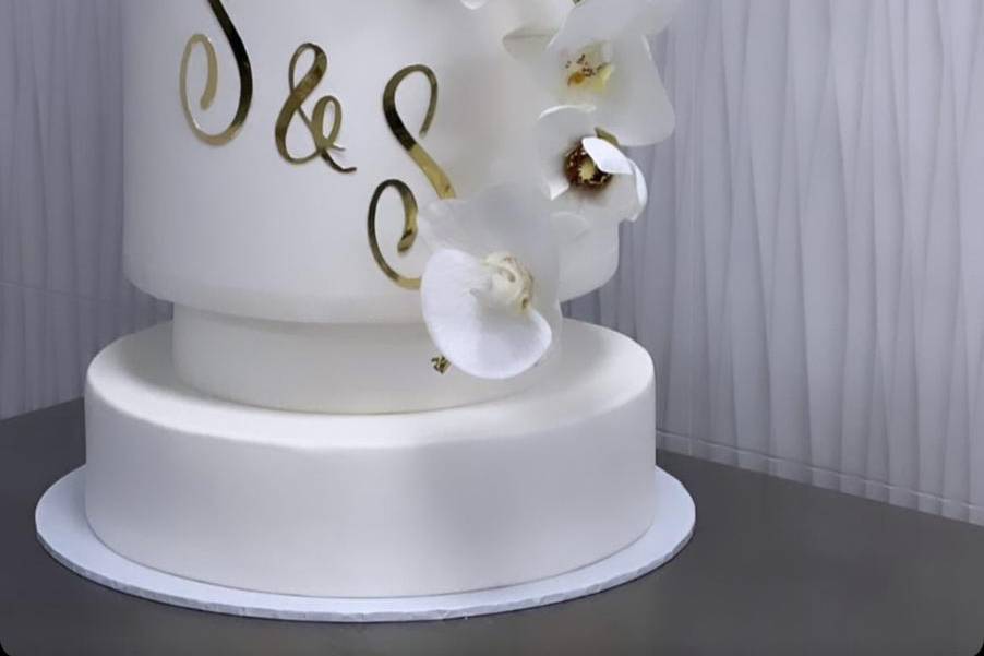 Gâteau avec fleurs et toppers