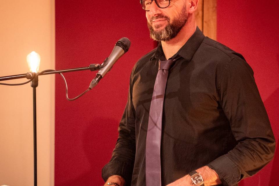 Cyril au chant et synthé