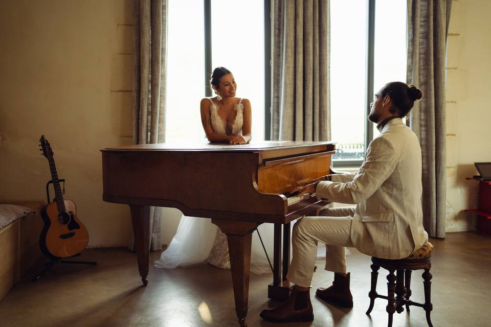 Mariés qui jouent au piano