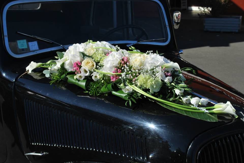 Fleurs mariage avant voiture