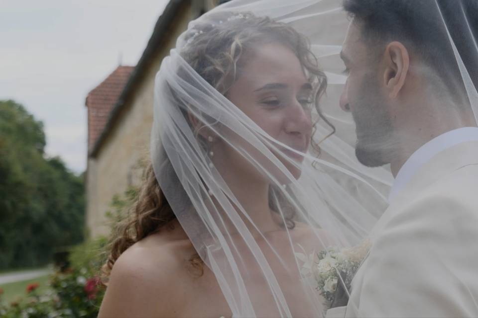 Sous le voile de la mariée