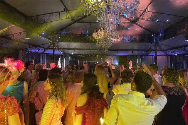 UN BEAU BAL DE NOCE