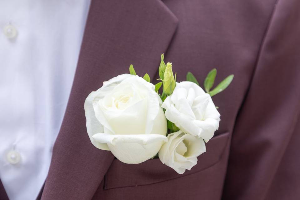 boutonnière marié blanche