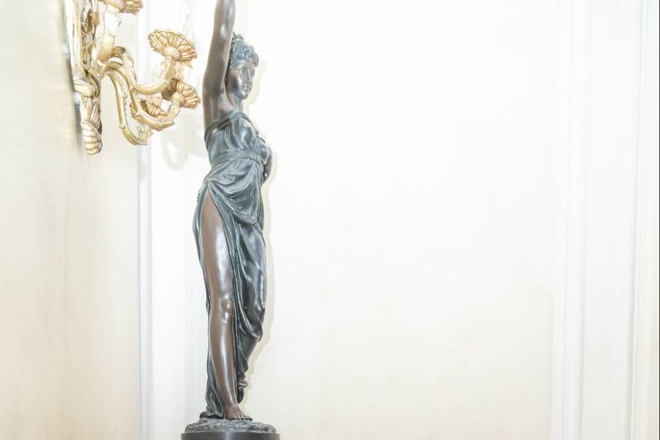 fleurs pied de statue