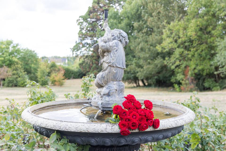 fontaine aux roses rouges