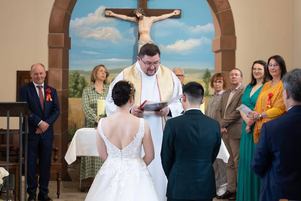 Cérémonie dans l'église