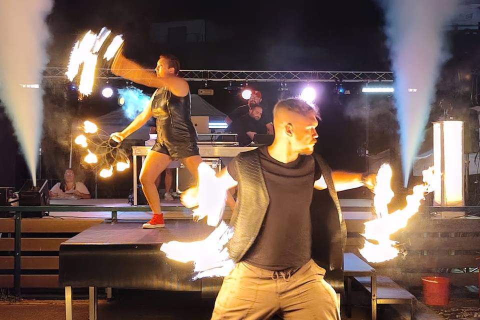 Duo performer feu sur scène