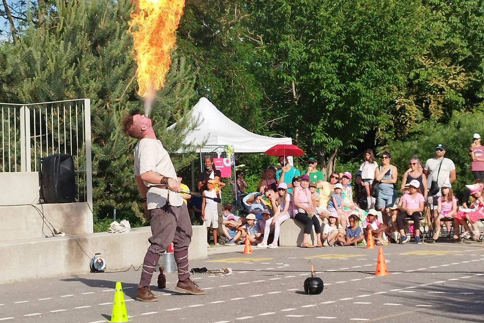 Cracheur de feu en journée