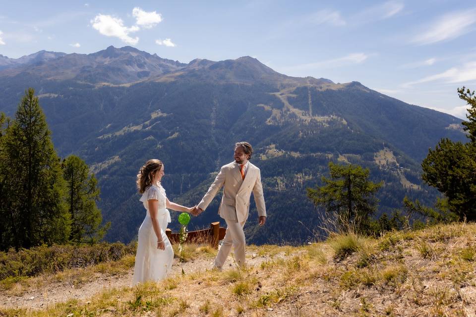 Charlotte et Derek marchent