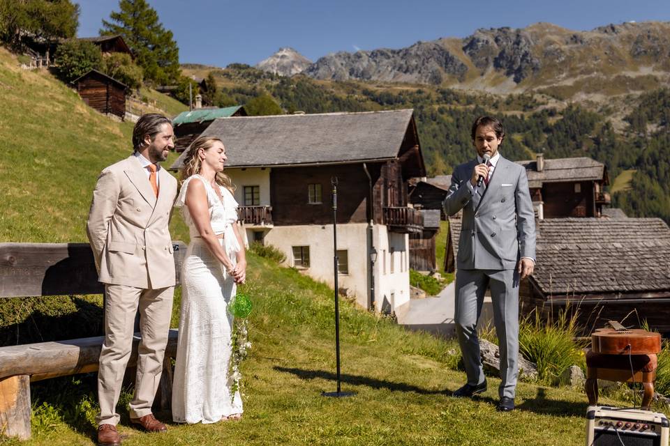 Charlotte et Derek debout
