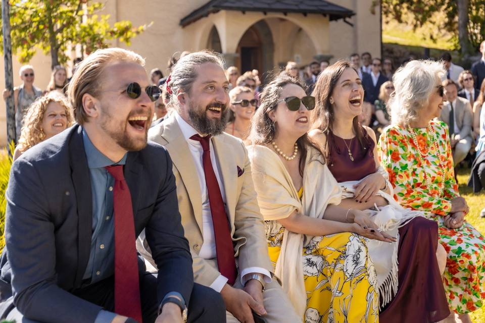 Proches rient au premier rang