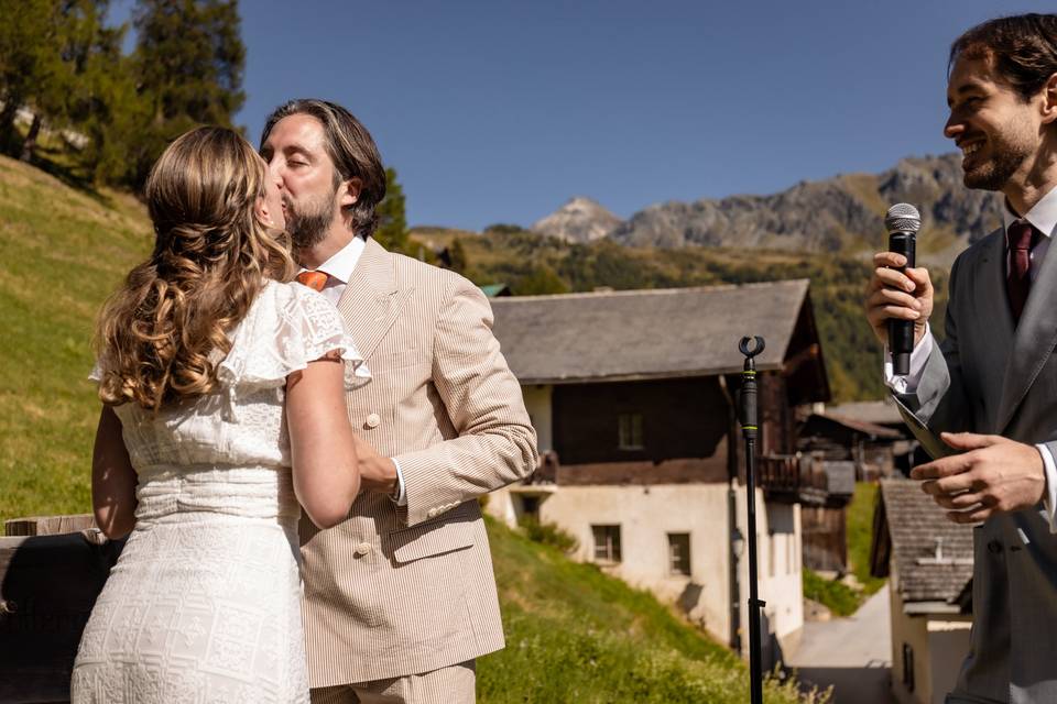 Baiser de Charlotte et Derek